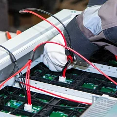 Что включает в себя обслуживание и гарантийный ремонт экранов